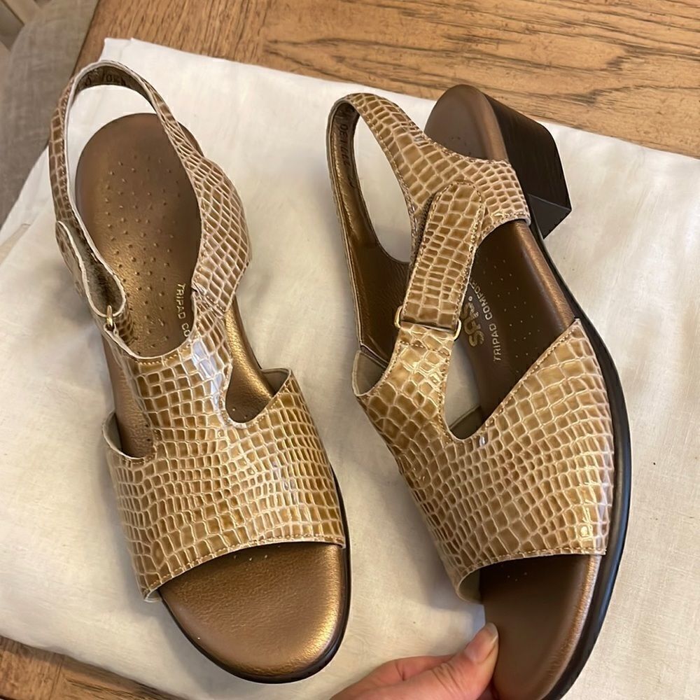 SAS SUNTIMER BEIGE CROC SANDALS.  NEW